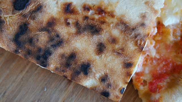 El tostado de la base de la pizza casera